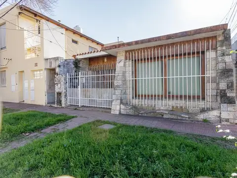 CASA A LA VENTA DE DOS DORMITORIOS CON PATIO EN ALBERDI APTA CREDITO