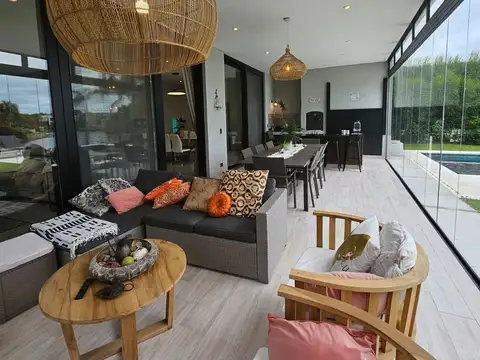 Casa en Alquiler con 2 cocheras