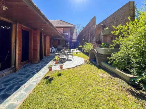 CASA 3 DORMITORIOS EN VENTA LA  PLATA CON PILETA