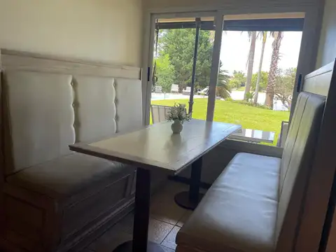 Casa en Alquiler con 4 cocheras