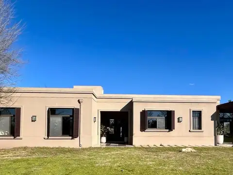 Casa en venta con pileta de natación en Manzanares - Pilar