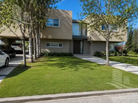 Venta - Casa 6/Ambientes - Pileta, Jardín - Terravista