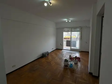 Departamento dos ambientes al frente con balcon en alquiler