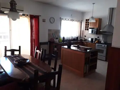 Venta - Amplio Chalet de 4 ambientes con pileta, en Castelar Sur - Moron