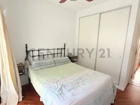 Departamento de 2 dormitorio + comodin, con cocina separada y un gran balcon.