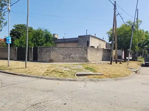 GRAN LOTE EN ESQ CON CONSTRUCCION A REFACCIONAR