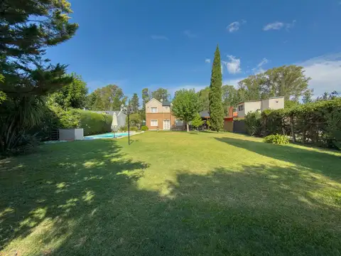 Casa en Venta con 3 cocheras