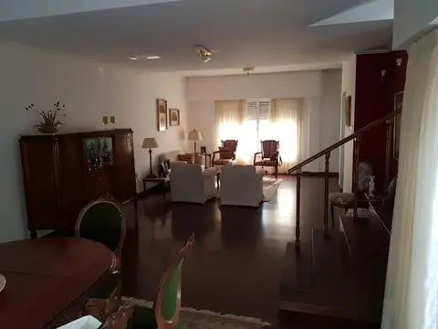 Casa 5 ambientes con 4 baños