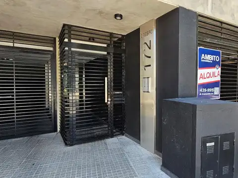 Crespo y Salta - Pichincha - Cochera en PB