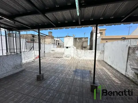 Departamento 2 ambientes con patio y terraza propia.