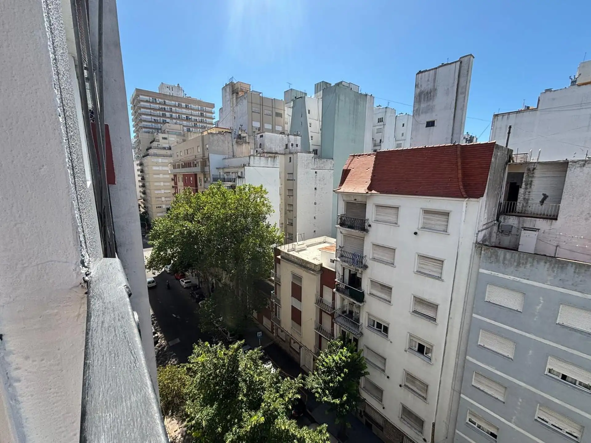 DOS AMBIENTES A LA CALLE CON BALCON
