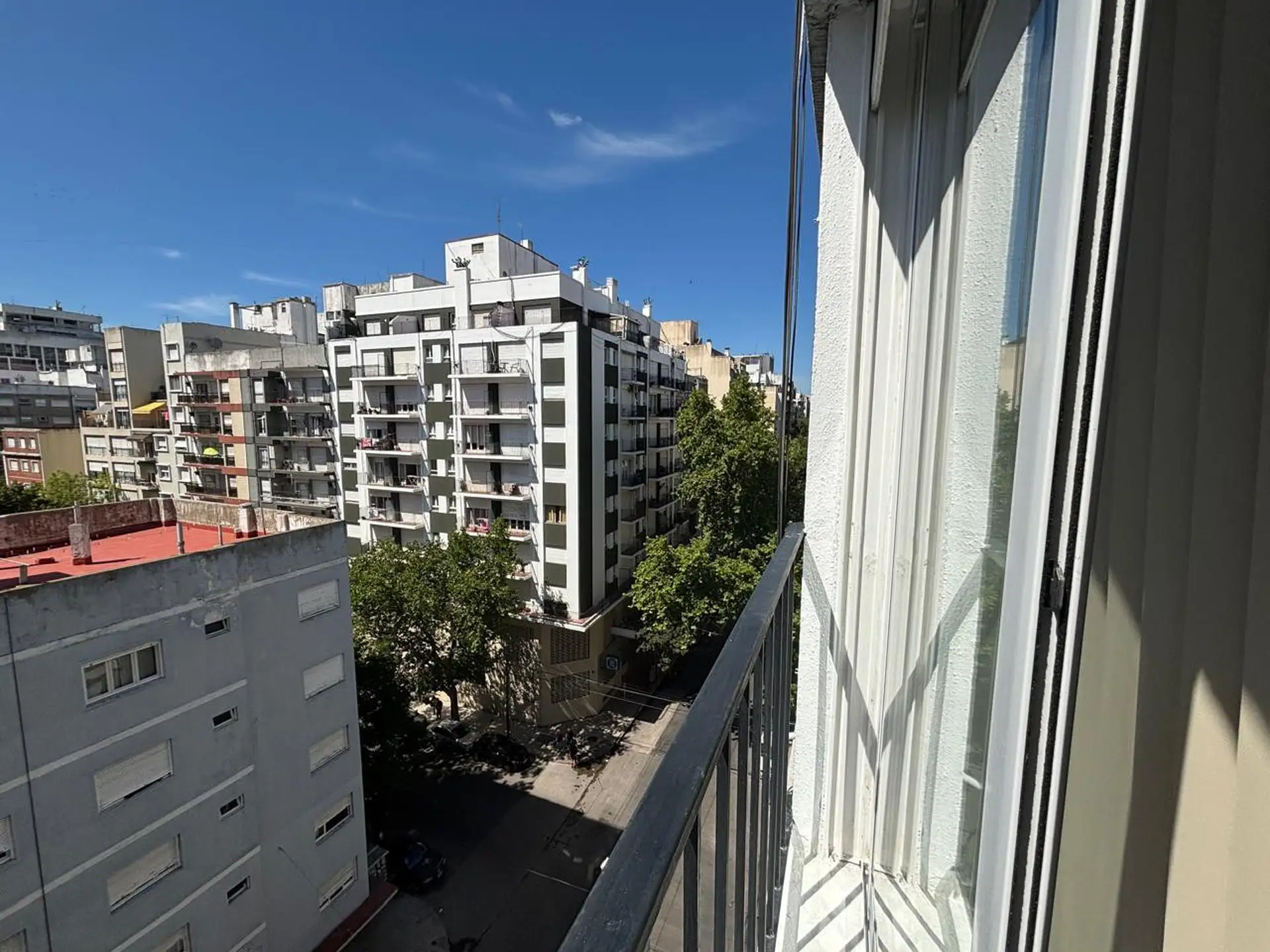 DOS AMBIENTES A LA CALLE CON BALCON