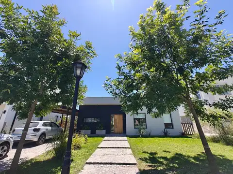 Casa en Venta con 4 cocheras