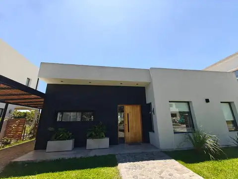 Casa con pileta en Pilar del Este Santa Lucia