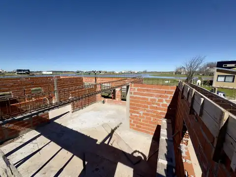 casa en obra gris sobre lote a la laguna Santa Clara al Sur