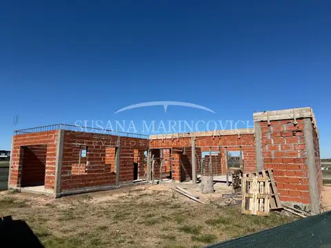 casa en obra gris sobre lote a la laguna Santa Clara al Sur