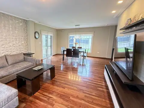 Casa 8 ambientes con 4 baños