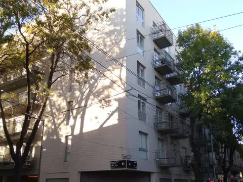 DEPARTAMENTO DE 2 AMB .FTE  AMOBLADO Y EQUIPADO FULL-COCHERA