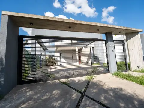Casa en Alquiler con 2 cocheras