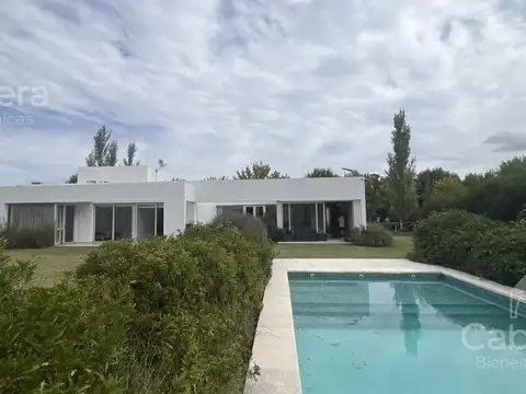 Venta casa de 3 dormitorios, pileta y parque. Campos de Roca II, ruta 2 km 65