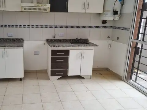 Departamento en Alquiler en Bernal, $ 550.000
