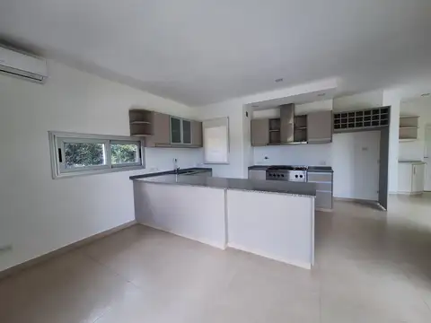 Casa 6 ambientes con 4 baños