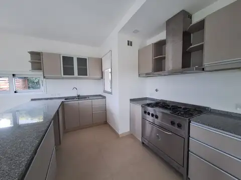 Casa en Venta con 4 cocheras