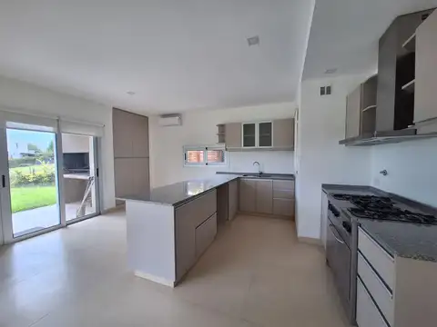 Casa en Venta en El Canton, USD 2.300
