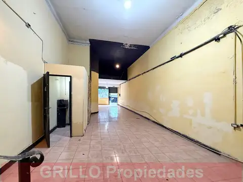 Uruguay 73. Local, Galpón o Depósito. 130m2. Alto tránsito peatonal y vehicular.