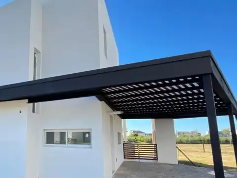 Casa en Venta con 3 cocheras