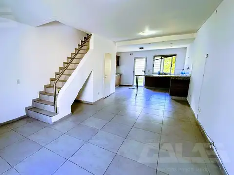 Depto Tipo Casa en Alquiler de 3 ambientes