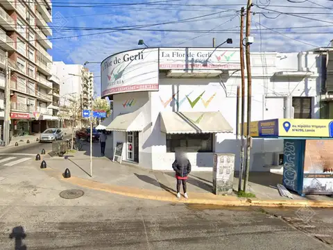 INMEJORABLE esquina en pleno centro comercial fte al FCGR - Venta Directa!!