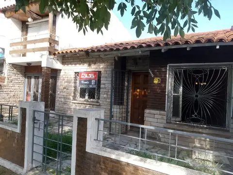 Casa 6 ambientes con 2 baños