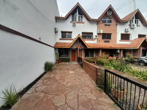 TRIPLEX EN VENTA 5 AMBIENTES COCHERA Y JARDIN