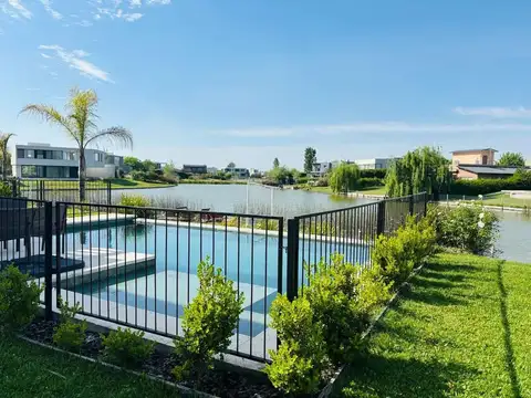 Venta Casa estilo francés sobre laguna El Cantón