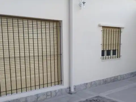 CASA DE 2 AMBIENTES AMPLIOS,PATIO Y ENTRADA DE AUTO.