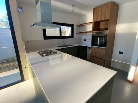 Casa en Alquiler con 2 cocheras
