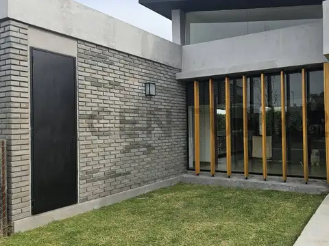 Hermosa y moderna  casa de 4 ambientes en una sola planta . BARRIO SANTA JUANA