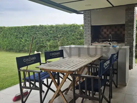 Hermosa y moderna  casa de 4 ambientes en una sola planta . BARRIO SANTA JUANA