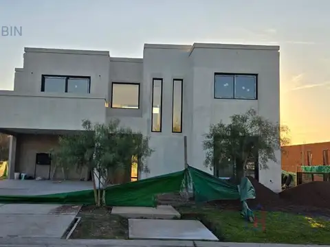 Casa en venta barrio cerrado village joven , bella vista