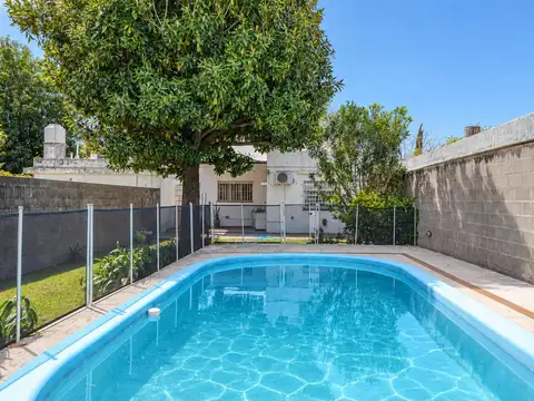 Venta casa barrio alberdi 3 dormitorios cochera parque y pileta