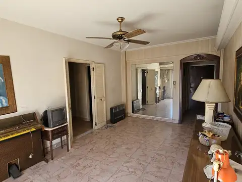 Departamento semipiso de 4 ambientes al frente con balcón corrido y 2 baños  Excelente ubicación 