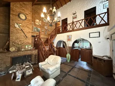 Hermoso chalet 4 ambientes en 2 plantas. Amplio lote parquizado con piscina