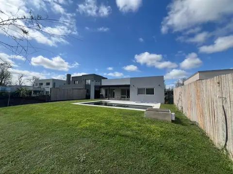 Casa en Venta en Pilar del Este - Santa Guadalupe - 4 dormitorios