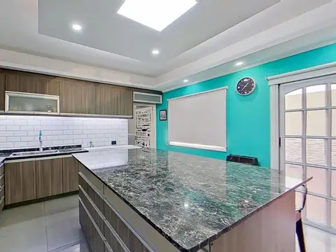 Casa en Venta con 2 cocheras