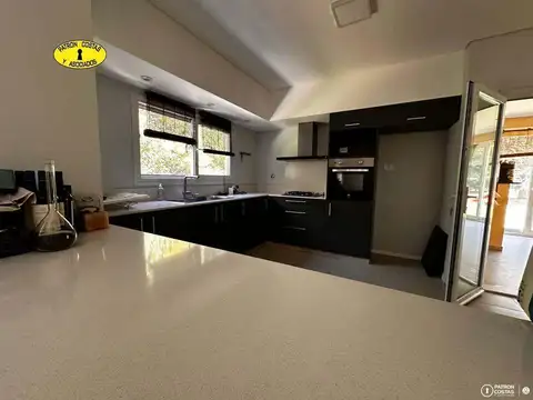 Casa 5 ambientes con 3 baños