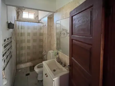 CASA A RECICLAR CERCA DEL CENTRO DE BERAZATEGUI U$S 70.000.-