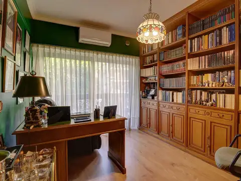 Venta  Exclusivo Departamento. Flores. 6 ambientes. Baulera. Cochera. Estudio. Dependencia.