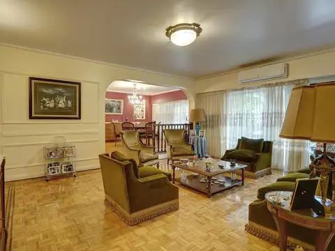 Venta  Exclusivo Departamento. 6 ambientes. Flores. Baulera. Cochera. Estudio. Dependencia.