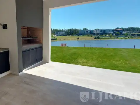 Casa 7 ambientes con 4 baños